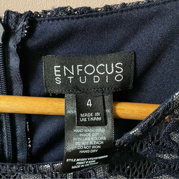 Enfocus Studio Navy Lacey Floral Metallic Cold-Shoulder Maxi Dress Size 4 GUC - Picture 5 of 11